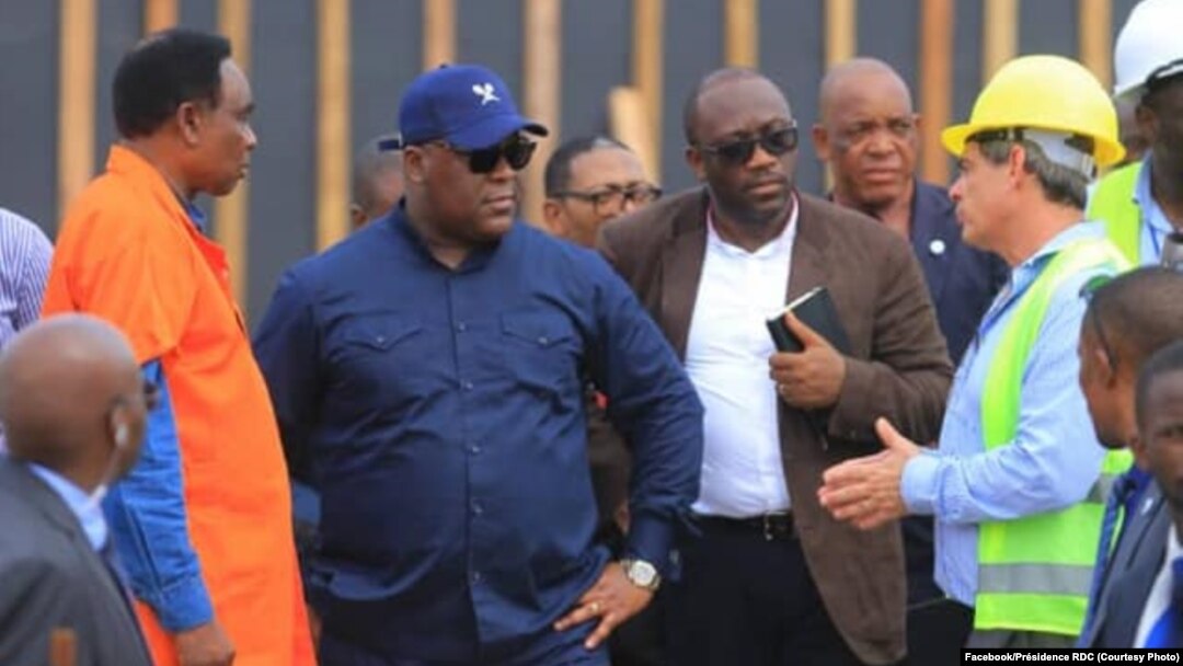 Président Félix Tshisekedi (2e G) na ministre ya Finances, Sele Yalaghuli, bazali kosolola na DC ya Safricas, David Blattner (4e D) na DG ya Offices des routes, Mutima Sakrini (1e G), na chantier moko ya Saut-de-mouton, Kinshasa, 14 février 2020. (Faceboo