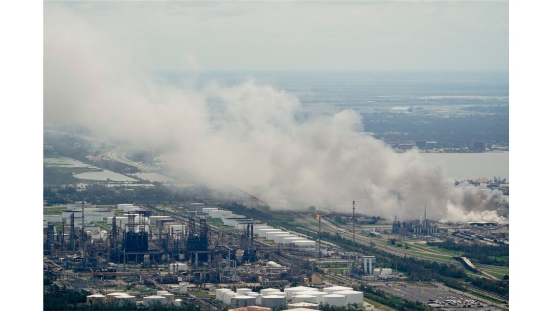 Un incendio químico arde en una instalación durante las secuelas del huracán Laura el jueves 27 de agosto de 2020, cerca de Lake Charles, Luisiana (AP Photo / David J. Phillip)