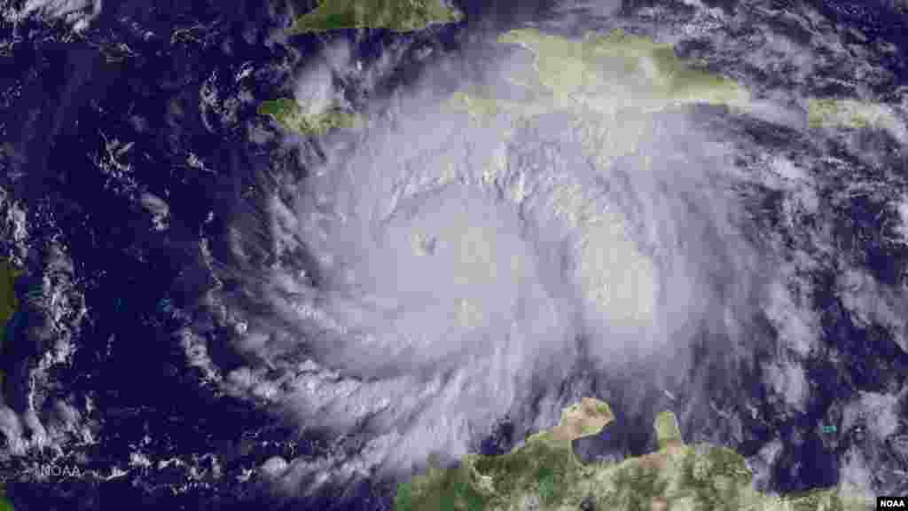Imagem de satélite do furacão Matthew.