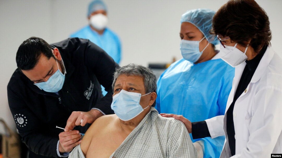 El ministro de Salud de El Salvador, Francisco Alabi, administra una dosis de la vacuna CoronaVac de Sinovac contra la enfermedad del coronavirus (COVID-19) en un hogar de ancianos en San Salvador, el 7 de abril de 2021.