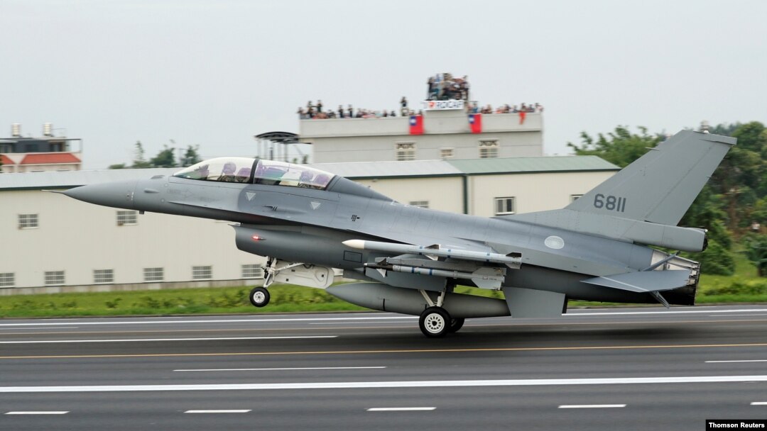 타이완 공군 소속 F-16V 전투기가 긴급 발진 훈련을 하고 있다.