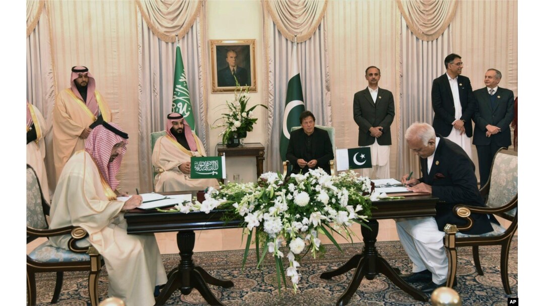 Saudi Arabia's Crown Prince Mohammed bin Salman, center left, and Pakistani Prime Minister Imran Khan, center right, witness the signing ceremony of the Memorandum of Understanding (MOU) on Petroleum, in Islamabad, Pakistan, Feb. 17, 2019.