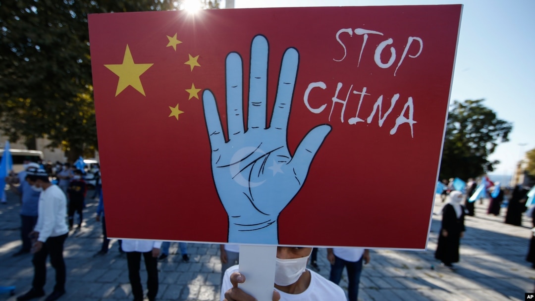 一名居住在土耳其的維吾爾抗議者在伊斯坦布爾舉行的抗議活動中舉著標語牌，抗議他們所稱的中國政府對新疆穆斯林維吾爾人的迫害。 (2020年10月1日）