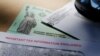 Un cheque de estímulo económico con el nombre y la firma del presidente Donald Trump.