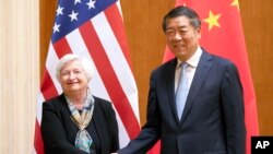 资料照：2023年7月8日，中国国务院副总理何立峰（右）在北京钓鱼台国宾馆与美国财政部长耶伦会晤。