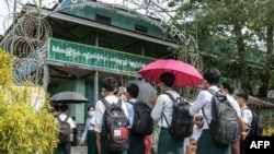 资料照片：缅甸青年学生在若开邦首府实兑在一所学校外面等待开学。(2021年6月1日)