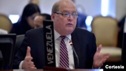 El llamado al diálogo en el que coincidieron varios gobiernos miembros de la OEA parece ser un intento de primero procurar que avancen de las conversaciones entre el gobierno venezolano y la oposición.