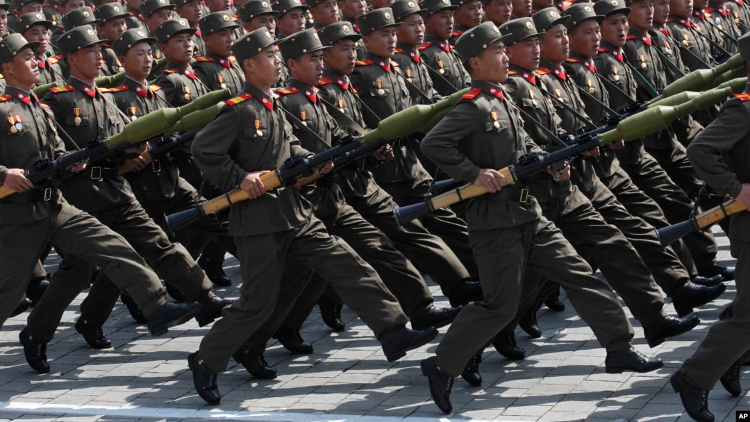 Kuzey Kore askerleri Pyongyang'ın Kim Il Sung Meydanı'nda düzenlenen askeri geçit töreni sırasında yürüyor, 15 Nisan 2012.