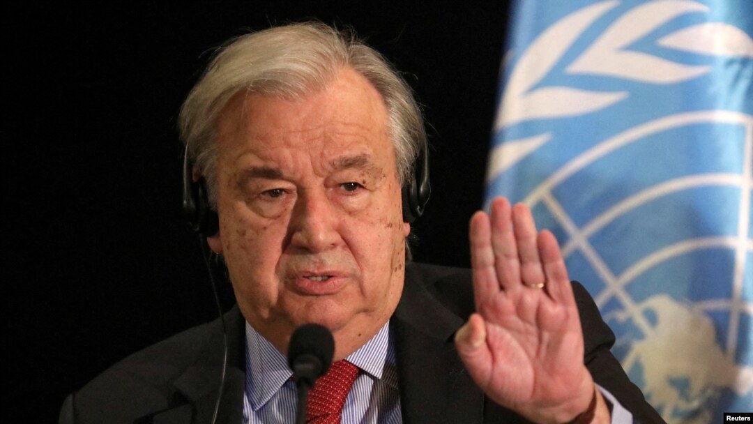 El secretario general de las Naciones Unidas, Antonio Guterres, asiste a una conferencia de prensa al final de su visita al Líbano, en Beirut, el 21 de diciembre de 2021. 