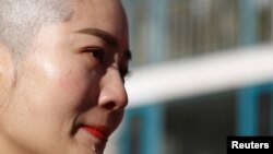 中國維權律師王全璋的妻子李文足削髮抗議政府囚禁丈夫。 （2018年12月17日）