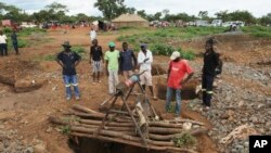 Watu wakiwa karibu na mgodi iliyopo karibu na mji wa Kadoma Zimbabwe. Picha ya maktaba.