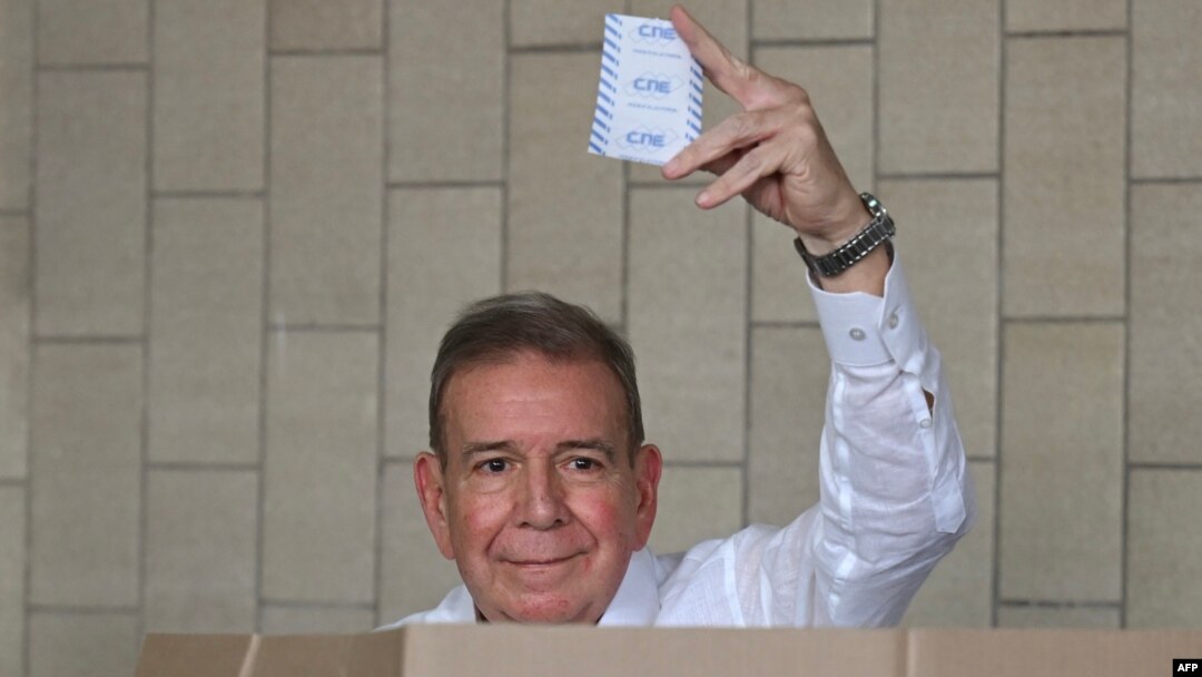 Edmundo González Urrutia, aspirante a la presidencia por la Plataforma Unitaria opositora, muestra su voto en la elección del 28 de julio de 2024, en Caracas.
