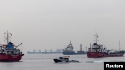 执行黑海谷物倡议的商船正在黑海等待穿越博斯普鲁斯海峡。（2022年10月31日）