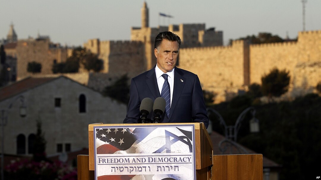 El candidato republicano Mitt Romney habla en Jerusalem, el domingo 29 de julio.
