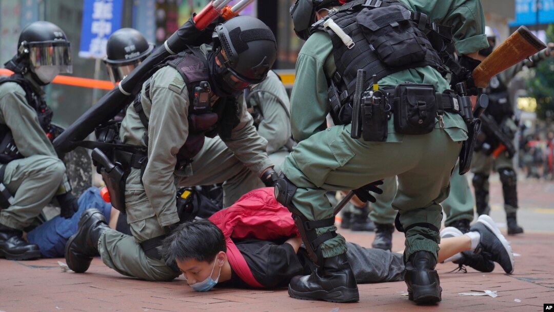 香港防暴警察在銅鑼灣街道上逮捕抗議港版國安法的示威者。（2020年5月24日）