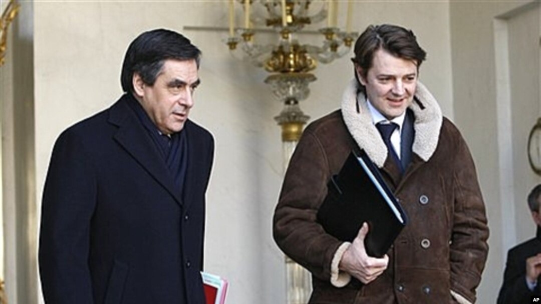 French prime minister Francois Fillon, left, leaves Elysee Palace, Paris, Jan. 4, 2012 (file photo).