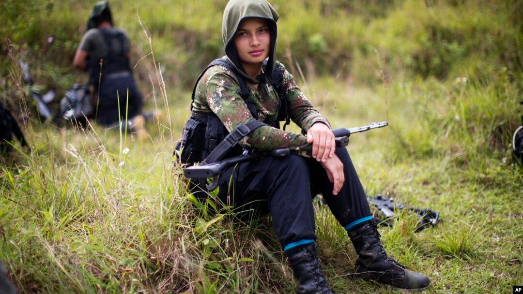 Una guerrillera de las FARC descansa en los andes colombianos. Las autoridades investigan si los autores del ataque fueron guerrilleros del Ejército de Liberación Nacional (ELN) o disidentes de las FARC que pudieran no reconocer el acuerdo de paz con el gobierno.