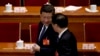 中共总书记习近平与时任中共中央政策研究室主任的王沪宁交谈。（美联社2014年资料图）