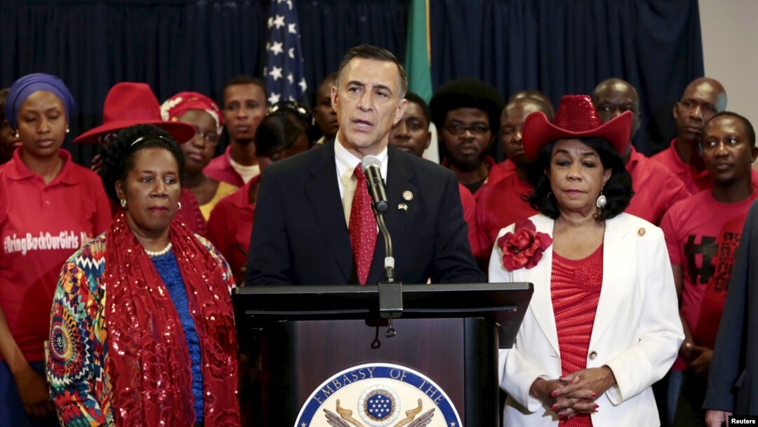Head of a U.S. congressional delegation to Nigeria, Darrell Edward Issa, center, speaks at a news conference with U.S. Representatives Sheila Jackson Lee, left, and Frederica Wilson during a visit to Abuja, August 4, 2015. 