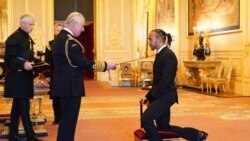 Lewis Hamilton é nomeado Cavaleiro pelo príncipe Carlos no Castelo de Windsor, Inglaterra, 15 Dez. 2021.