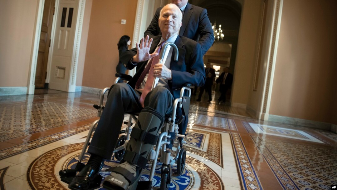 El senador John McCain, está hospitalizado por efectos secundarios del tratamiento de un cáncer cerebral. Se desconoce si estará presente para la votación la semana próxima de la reforma de impuestos republicana.