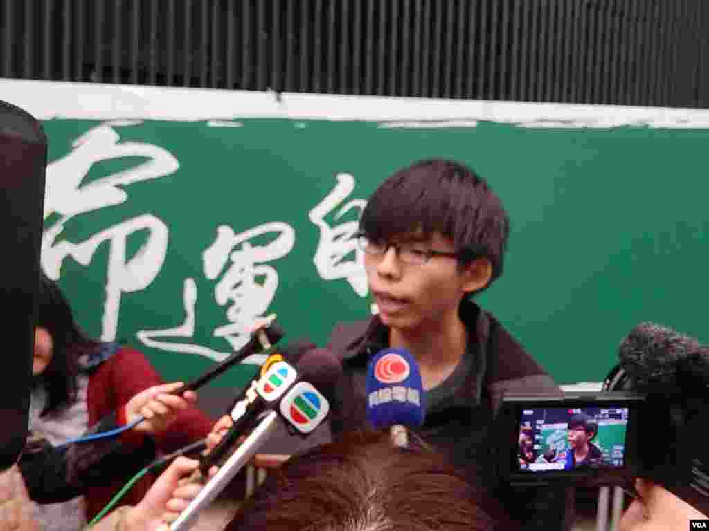 Student leader Josh Wong says he doesn't want to see a tit-for-tat conflict between students and police when authorities clear protest sites in Hong Kong, Dec. 9, 2014. (Iris Tong/VOA) 