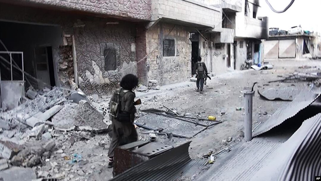 Combatientes del grupo Estado islámico patrullan las calles de Kobani, en Siria.