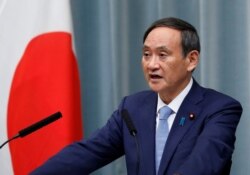 日本内阁官方长官菅义伟在例行记者会上。（资料照片）
