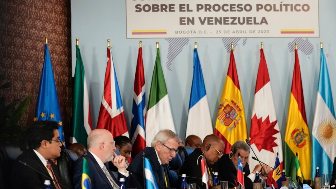 Delegados internacionales asisten a una conferencia centrada en la crisis política de Venezuela en Bogotá, Colombia, el martes 25 de abril de 2023.