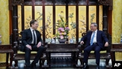 特斯拉首席执行官埃隆·马斯克（Elon Musk）2024年4月28日在北京会见了中国总理李强。（美联社转发）