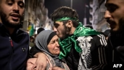 Omunye wakwele Palastina abakhululwe ngele Israel. (AFP)