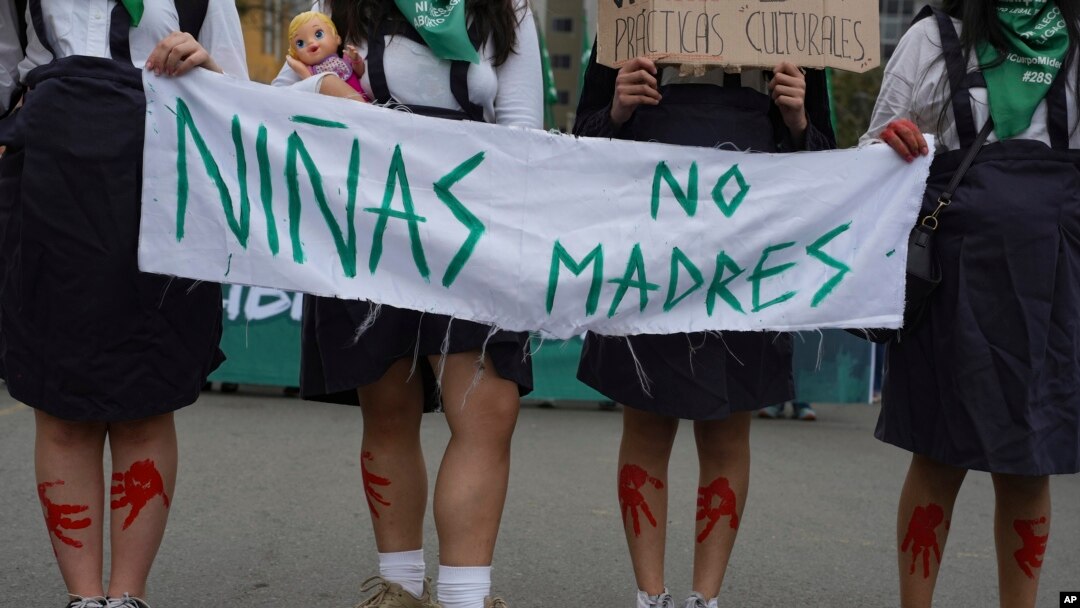 Mujeres sostienen un cartel con el mensaje que dice en español: "Niñas, no madres" durante una marcha que conmemora el Día Internacional del Aborto Seguro, en Lima, Perú, el sábado 28 de septiembre de 2024. Foto AP