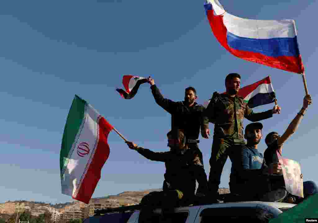 Wasu 'yan aksar Syria suna daga tutar kasar da ta Rasha domin yin Allah wadai da harin Amurka