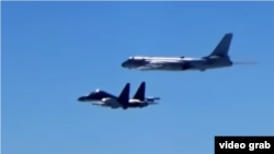 中國空軍微博“繞島巡航”視頻截圖
