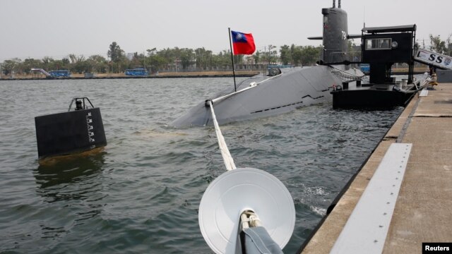 2017年3月21日，台灣高雄海軍基地的海龍級潛艇（SS-794）。