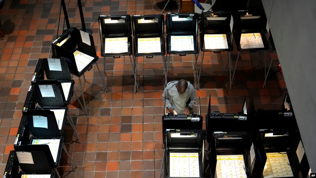 ARCHIVO - Una persona vota en el primer día de votación anticipada en las elecciones generales, el 21 de octubre de 2024, en Miami.