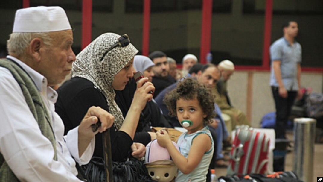Palestinians wait at the Egyptian passport administration at Rafah crossing port, May 28, 2011