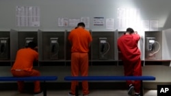 Alrededor de 40.000 personas están detenidas por las autoridades migratoiras en todo el país, según la ONG American Immigration Council. 