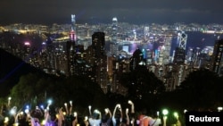 中秋夜，“反送中”抗议者手牵手结成人链，呼吁政治改革。(2019年9月13日)