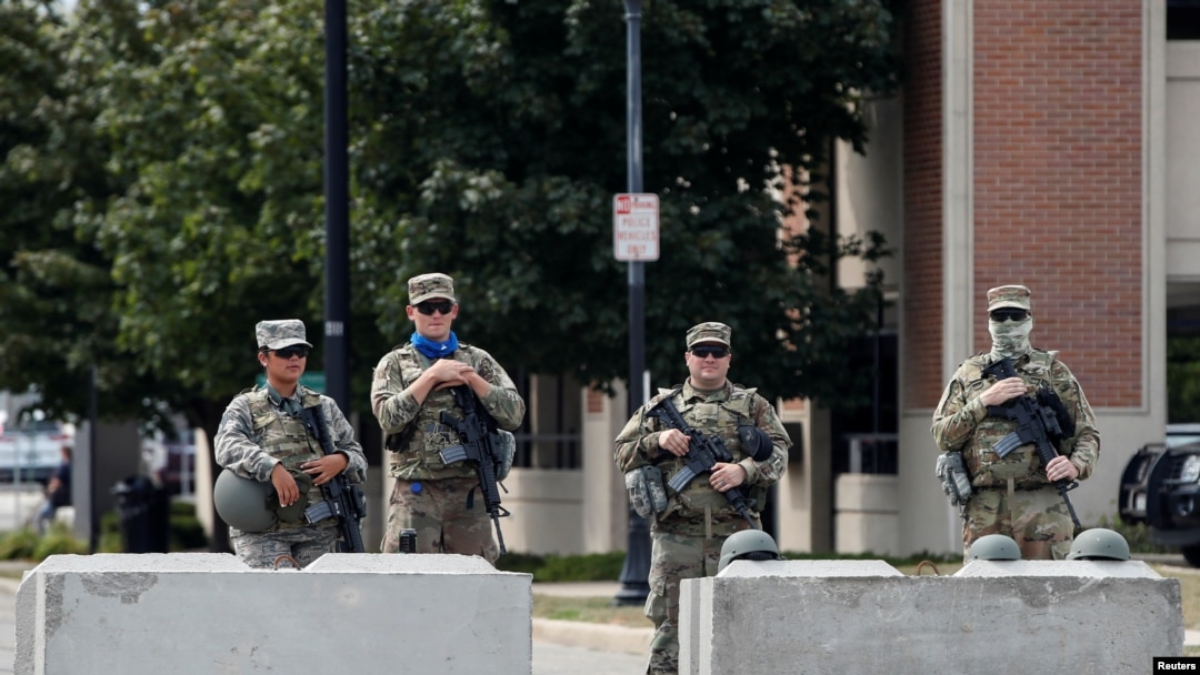 Soldados de la Guardia Nacional de Wisconsin frente al edificio de Seguridad Pública de Kenosha, Wisconsin, el 31 de agosto de 2020, el día previo a la visita del presidente Donald Trump a esa ciudad.