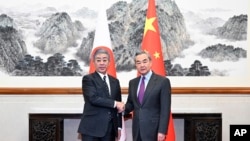 日本外務大臣岩屋毅星期三(12月25日)在北京會見中國外長王毅。