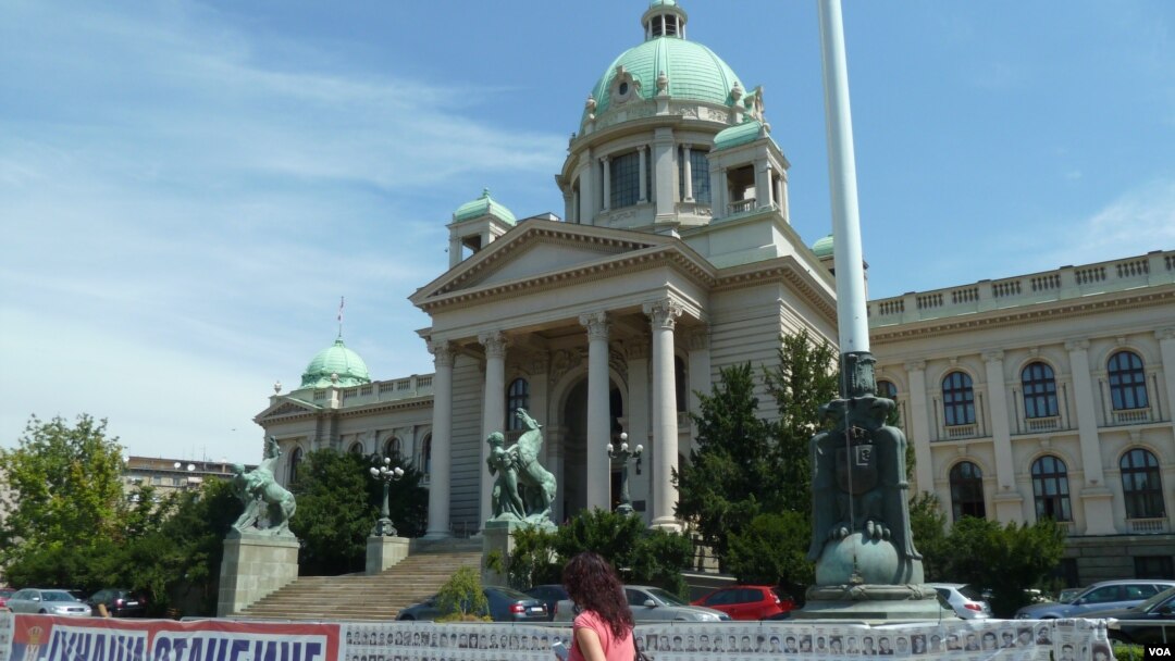 Serbian parliament building in Belgrade. A majority of Serbian MPs support EU membership. Analysts say that could change as polls suggest a rise in Euroscepticism after Brexit. (Photo: L. Ramirez / VOA)
