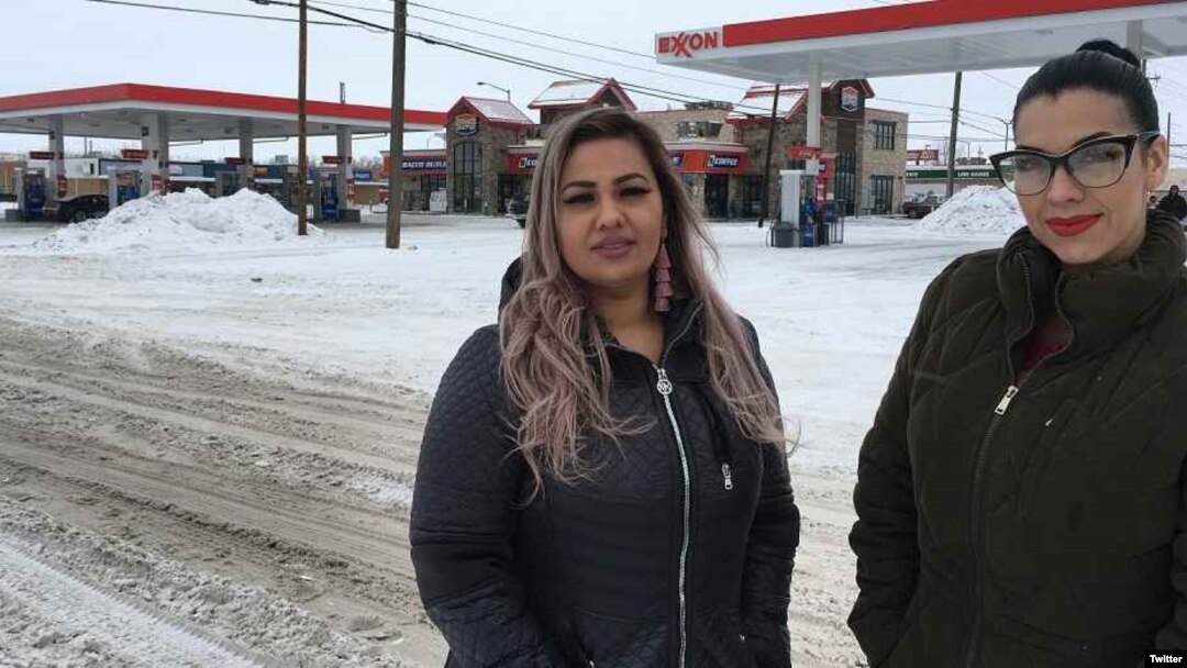 En esta foto del 23 de enero de 2019, proporcionada por la ACLU de Montana, Martha Hernánde (izq.), y Ana Suda posan frente a una tienda de conveniencia en Havre, Mont., donde dicen que fueron detenidas por un agente de la Patrulla Fronteriza de EE.UU. por hablar español.