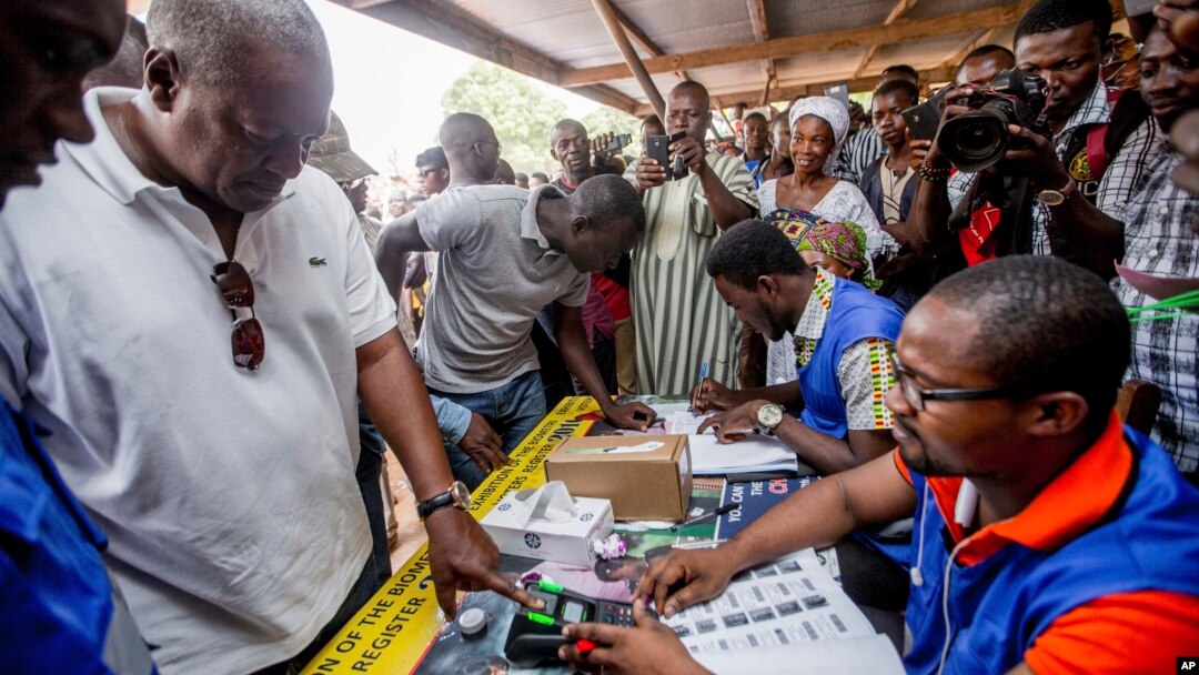 Shugaban kasa John Dramani Mahama na kada kuri'arsa. 
