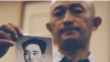 纪录片《武汉封城》的受访人张海和他在疫情中去世的父亲的照片（纪录片截图）