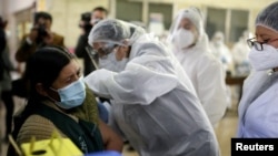 Una mujer indígena recibe una dosis de la vacuna rusa Sputnik V en La Paz, Bolivia, el 27 de abril de 2021.