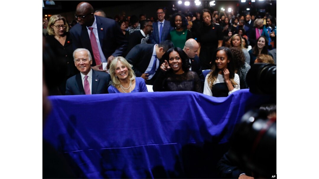 (Chapdan) Vitse-prezident Jo Bayden, uning rafiqasi Jil Bayden, birinchi xonim Mishel Obama va uning qizi Maliya Obama Prezident Barak Obamaning nutqini tinglamoqda, Chikago, 10-yanvar, 2017-yil.