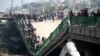 This bridge, like most in Mosul, was blown up by IS militants as Iraqi forces closed in a month ago, and now serves as a makeshift marketplace, Jan. 19, 2017. (H. Murdock/VOA)
