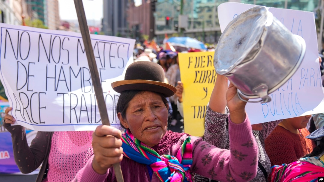 Un comerciante golpea una olla durante una protesta contra la inflación en La Paz, Bolivia, el lunes 19 de agosto de 2024. (Foto AP/Juan Karita)