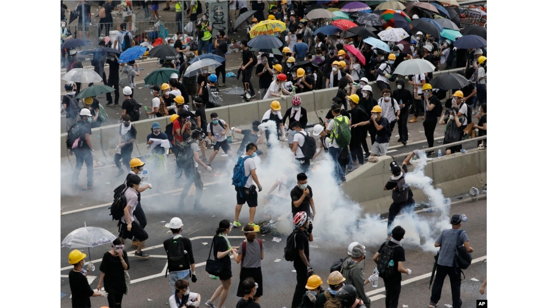香港警方6月12日發放催淚彈驅趕反送中示威者